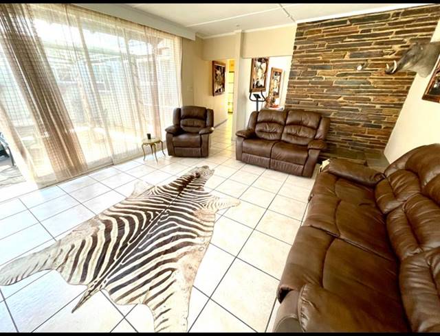 4 BEDROOM HOUSE FOR SALE IN NOORDHEUWEL